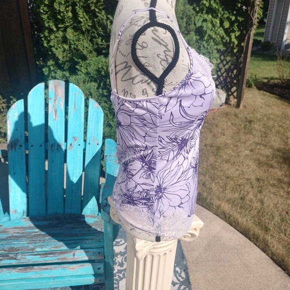 💥 3/$20 The Limited Medium Lace and Purple Flower Camisole! - Picture 4 of 11